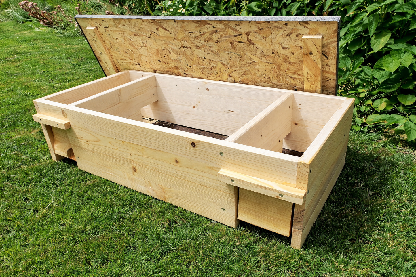 XXL Igelfutterhaus IMPRÄGNIERT, Eingänge vorne