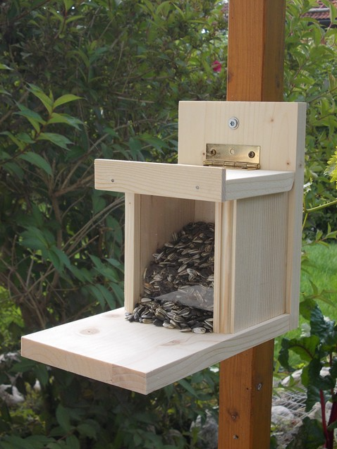 Vogelfutterstelle mit Balkon (natur)