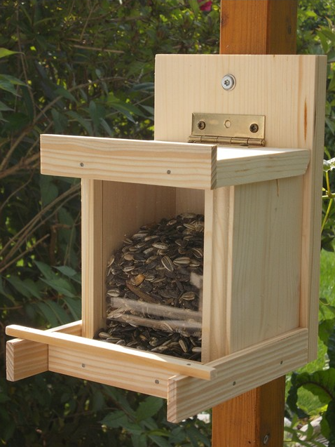 Vogelfutterstelle mit Freisitz (natur)